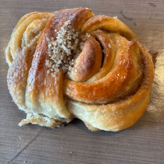Kardemommeknute toppet med perlesukker fra Landøy Brød & Pizza i Mandal