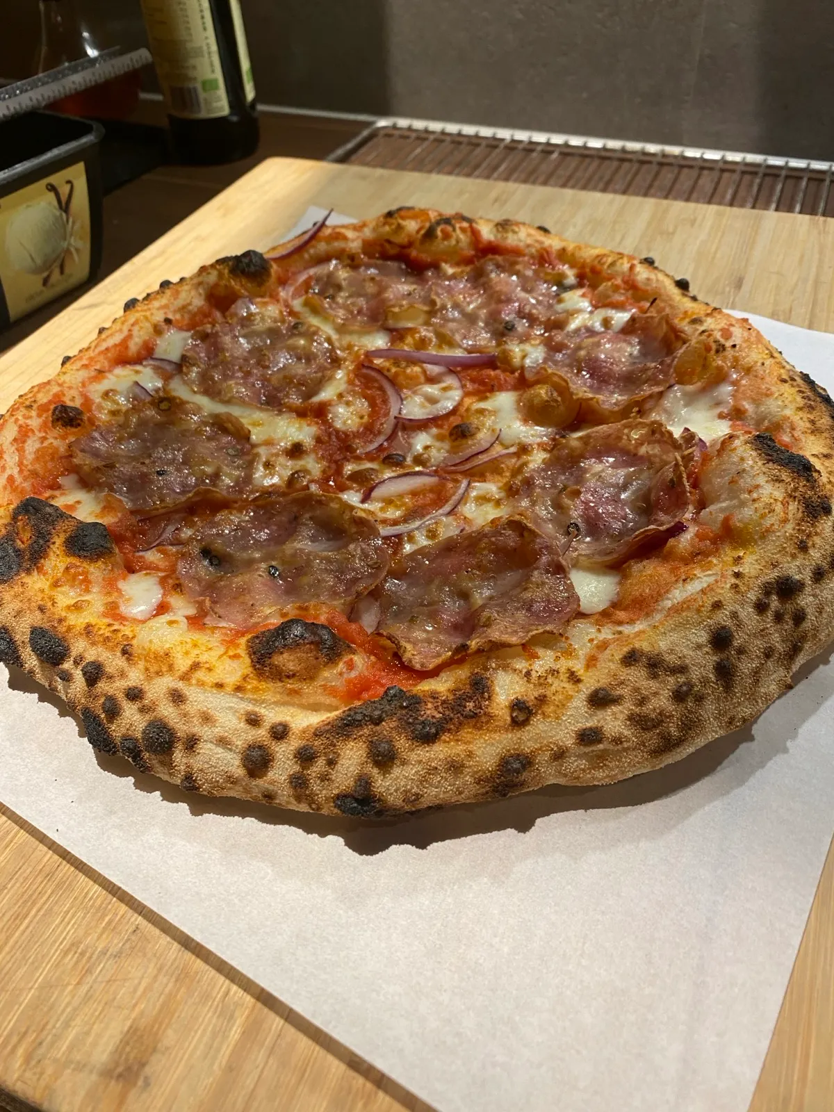 Napolitansk pizza med salami, fersk fra den vedfyrte ovnen hos Landøy Brød & Pizza i Mandal