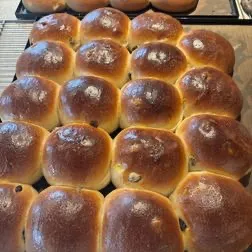 Glaserte rosinboller med rosiner fra Landøy Brød & Pizza i Mandal
