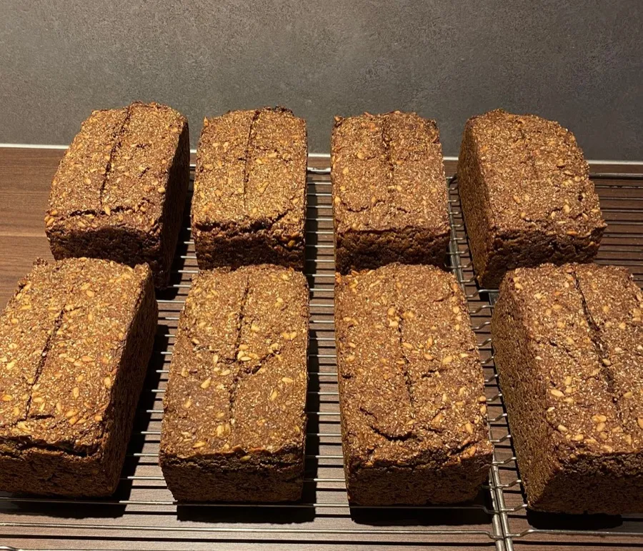 Mørkt rugbrød med frø, nybakt på rist