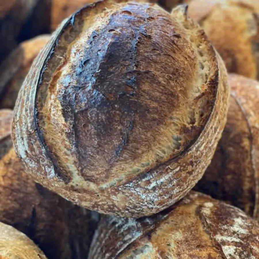Surdeigsbrød med sprø, mørk skorpe