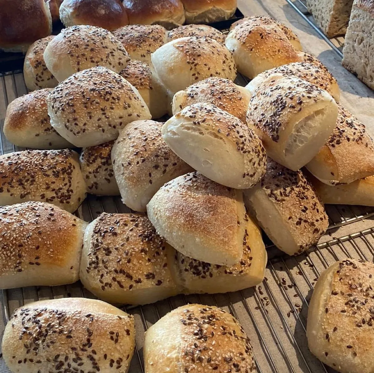 Sprø surdeigsbrikker med sesam og linfrø fra Landøy Brød & Pizza i Mandal
