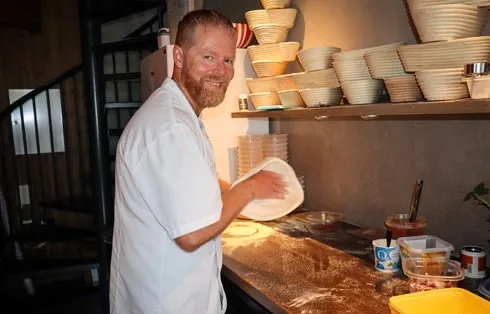 Baker Trond Skogvoll i det vedfyrte bakeriet hos Landøy Brød & Pizza i Mandal