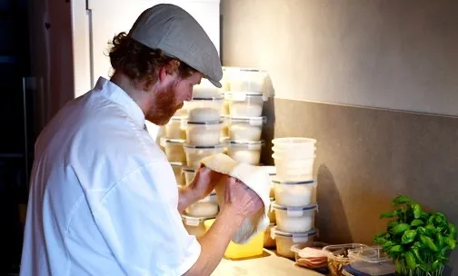 Baker Trond Skogvoll forbereder fersk mozzarella til napolitansk pizza hos Landøy Brød & Pizza i Mandal